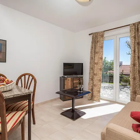 1 Bedroom Cozy In شقة Ičići